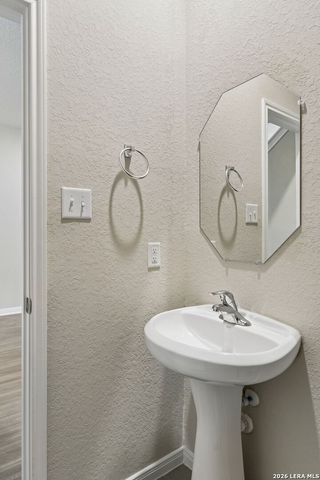 605 Oleander Crk, Seguin, TX 78155