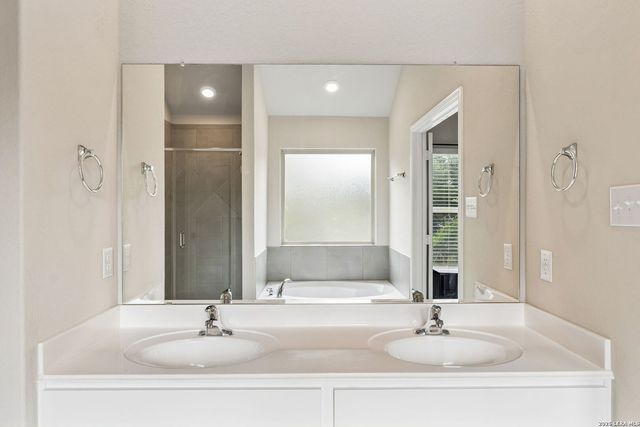 605 Oleander Crk, Seguin, TX 78155