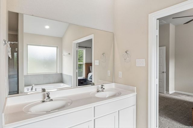 605 Oleander Crk, Seguin, TX 78155