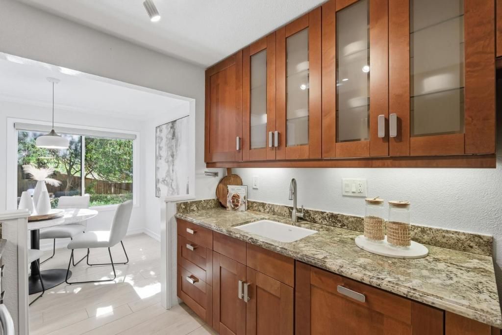 Image 7 of property listing at 3335 La Mesa Drive 4, San Carlos, CA 94070