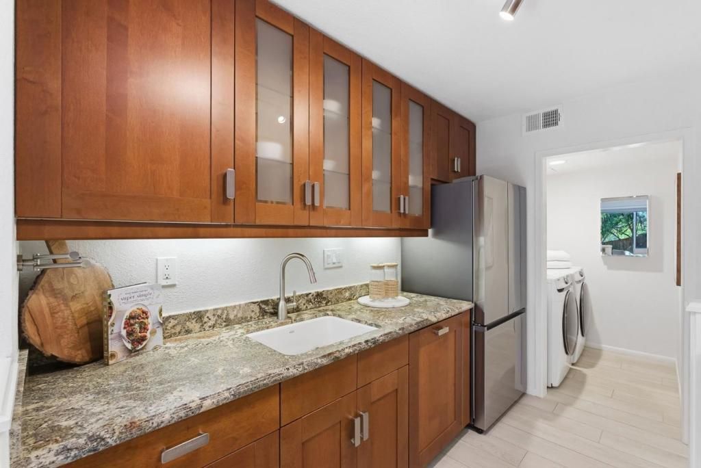 Image 8 of property listing at 3335 La Mesa Drive 4, San Carlos, CA 94070