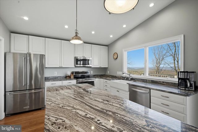 500 DELICIOUS RD, Linden, VA 22642