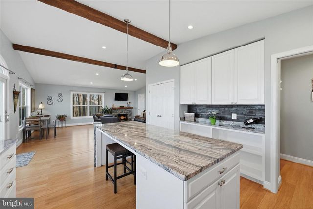 500 DELICIOUS RD, Linden, VA 22642