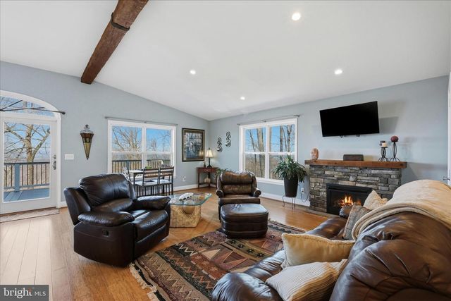 500 DELICIOUS RD, Linden, VA 22642