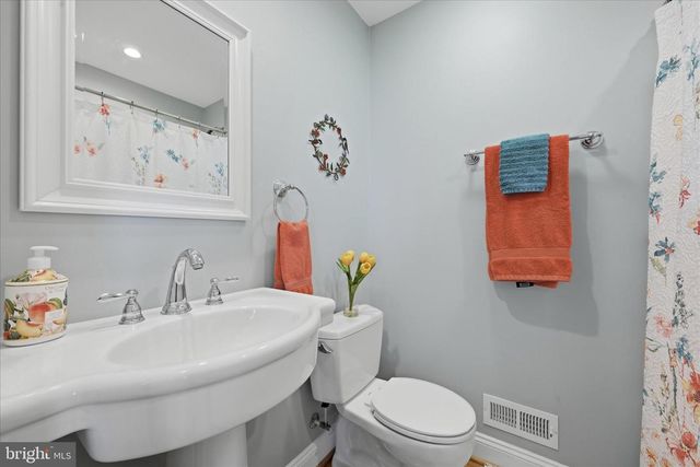 500 DELICIOUS RD, Linden, VA 22642