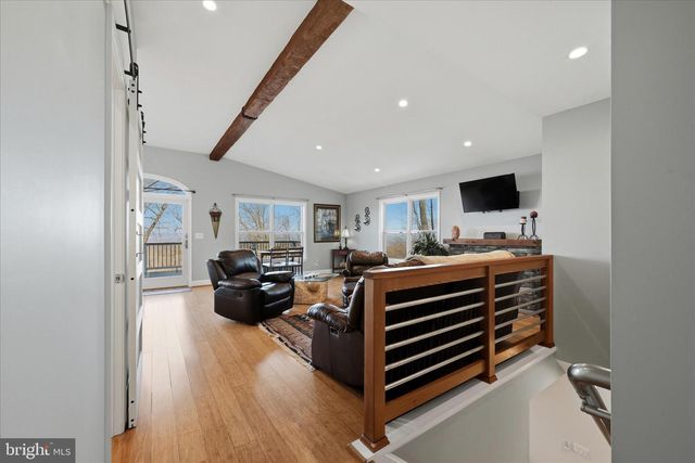 500 DELICIOUS RD, Linden, VA 22642