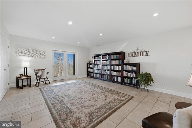 500 DELICIOUS RD, Linden, VA 22642