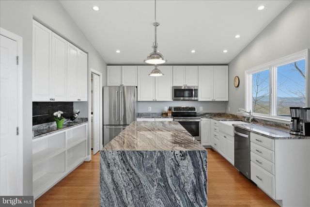 500 DELICIOUS RD, Linden, VA 22642