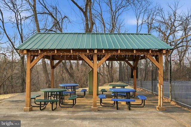 500 DELICIOUS RD, Linden, VA 22642