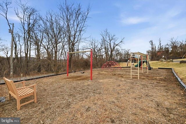 500 DELICIOUS RD, Linden, VA 22642