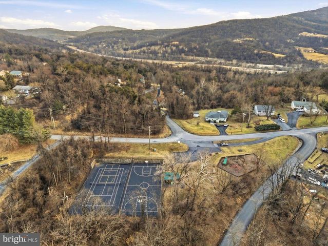 500 DELICIOUS RD, Linden, VA 22642