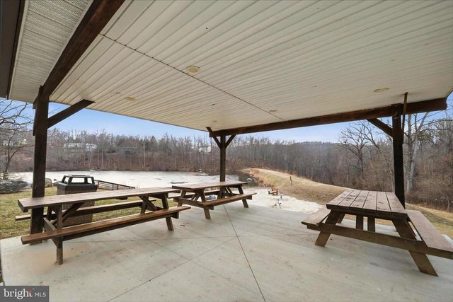 500 DELICIOUS RD, Linden, VA 22642