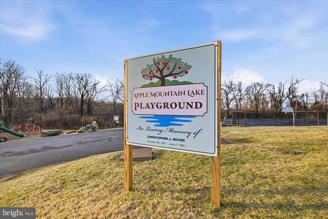 500 DELICIOUS RD, Linden, VA 22642