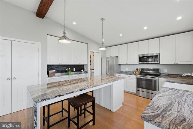 500 DELICIOUS RD, Linden, VA 22642