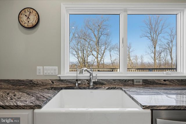 500 DELICIOUS RD, Linden, VA 22642