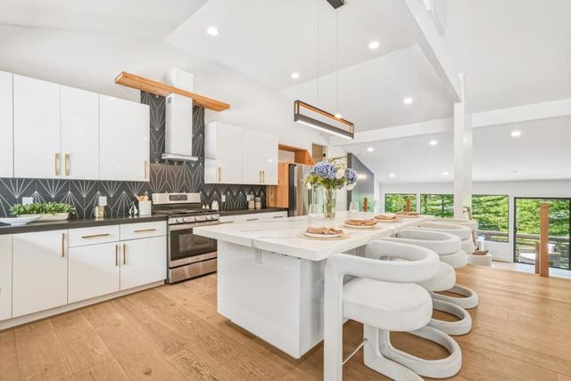 11234 Sun Valley Drive, Oakland, CA 94605