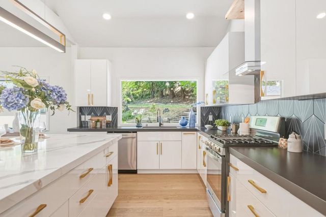 11234 Sun Valley Drive, Oakland, CA 94605