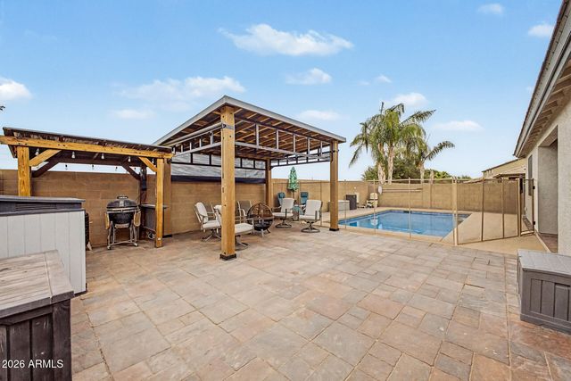744 W DESERT HOLLOW Drive, San Tan Valley, AZ 85143