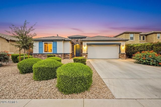 744 W DESERT HOLLOW Drive, San Tan Valley, AZ 85143