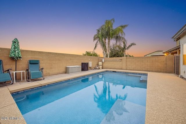 744 W DESERT HOLLOW Drive, San Tan Valley, AZ 85143