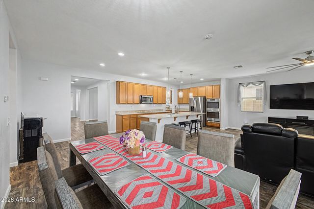 744 W DESERT HOLLOW Drive, San Tan Valley, AZ 85143
