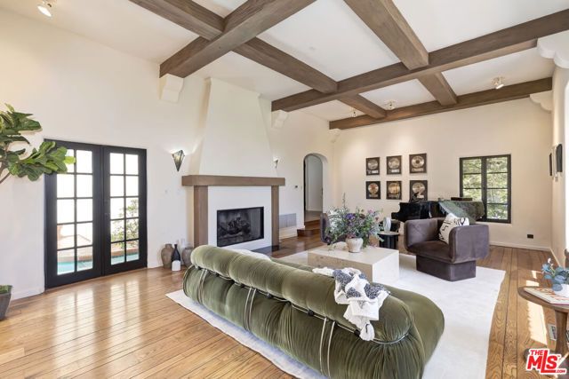 1701 Queens Court, Los Angeles, CA 90069