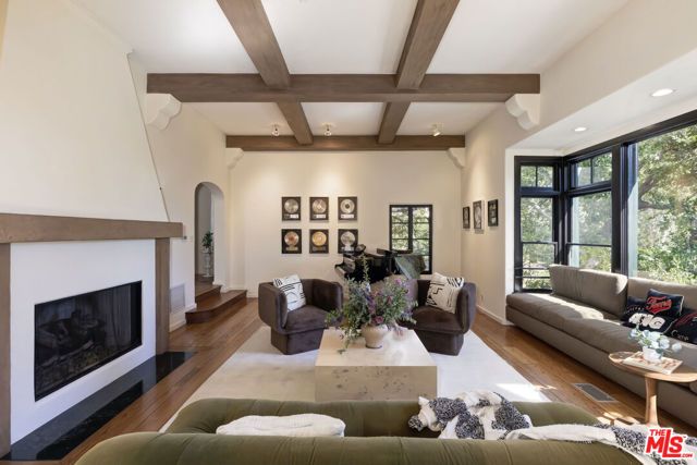 1701 Queens Court, Los Angeles, CA 90069