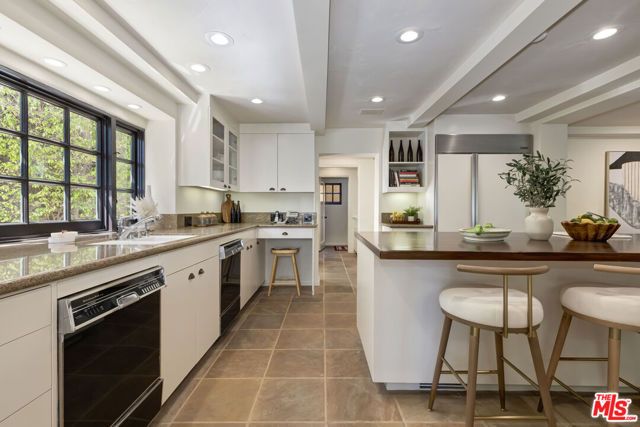 1701 Queens Court, Los Angeles, CA 90069