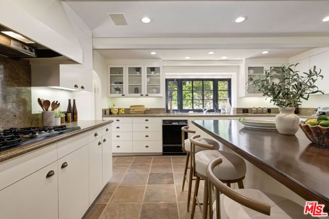 1701 Queens Court, Los Angeles, CA 90069