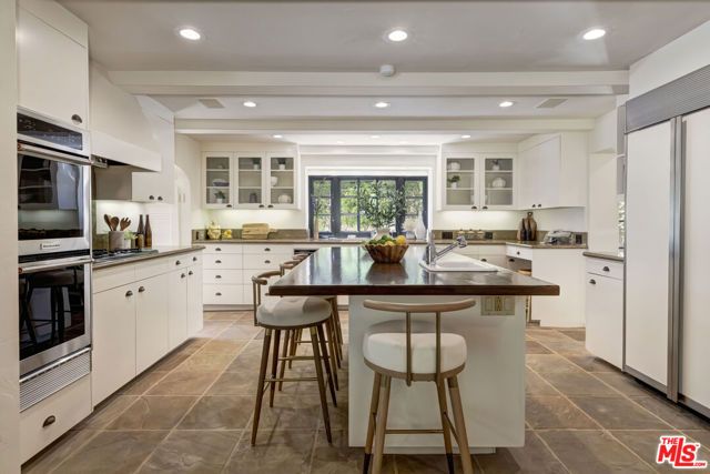 1701 Queens Court, Los Angeles, CA 90069