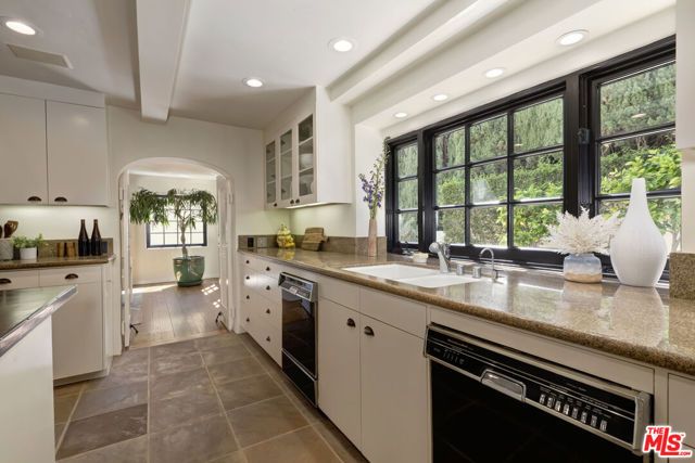 1701 Queens Court, Los Angeles, CA 90069