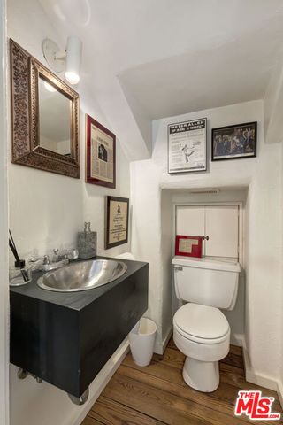 1701 Queens Court, Los Angeles, CA 90069