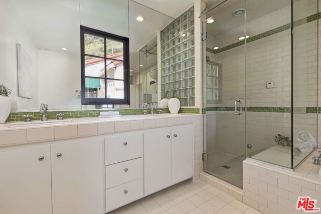 1701 Queens Court, Los Angeles, CA 90069