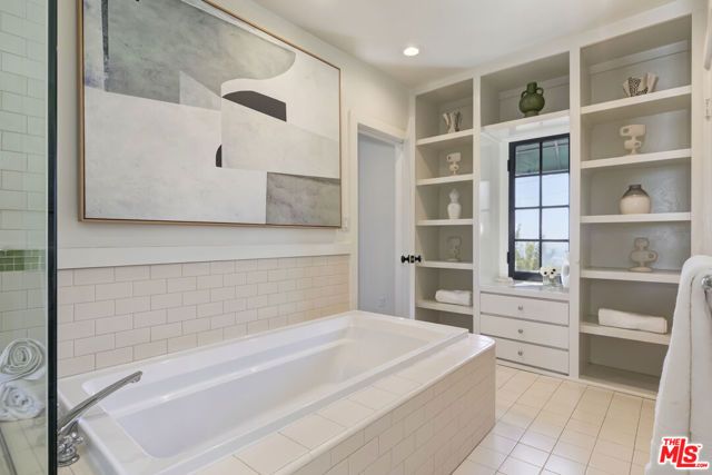 1701 Queens Court, Los Angeles, CA 90069