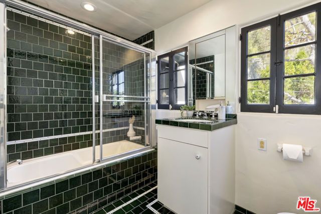 1701 Queens Court, Los Angeles, CA 90069