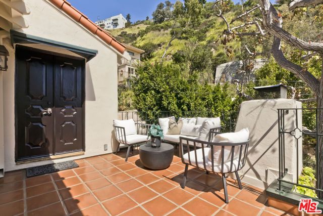 1701 Queens Court, Los Angeles, CA 90069