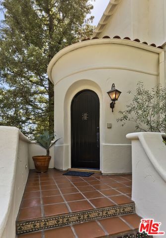 1701 Queens Court, Los Angeles, CA 90069
