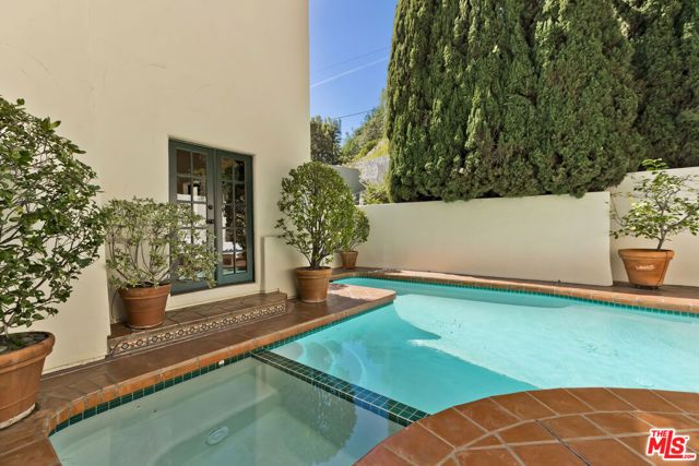 1701 Queens Court, Los Angeles, CA 90069