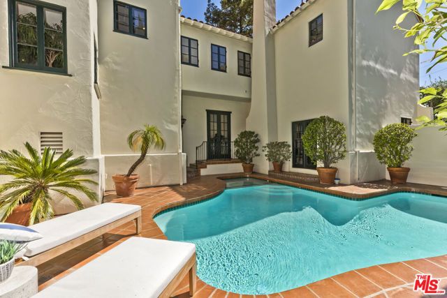 1701 Queens Court, Los Angeles, CA 90069