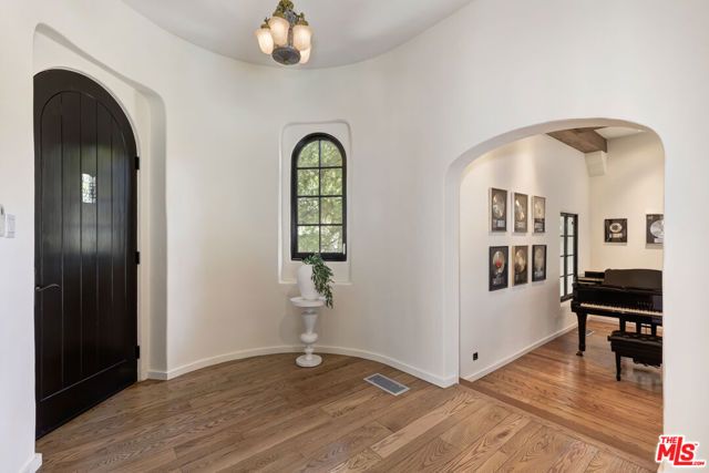 1701 Queens Court, Los Angeles, CA 90069