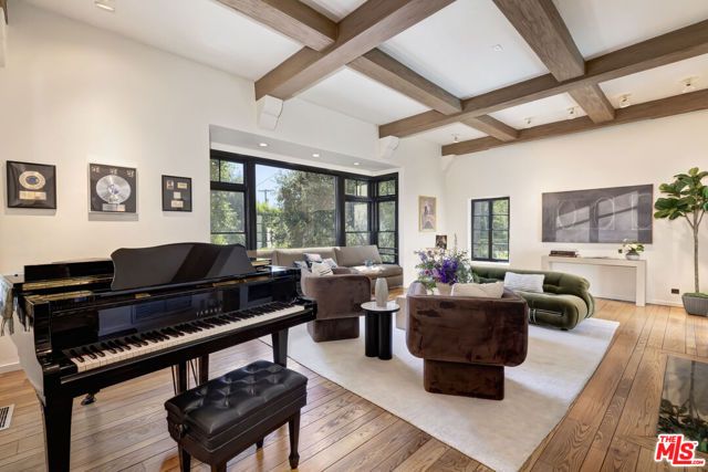 1701 Queens Court, Los Angeles, CA 90069