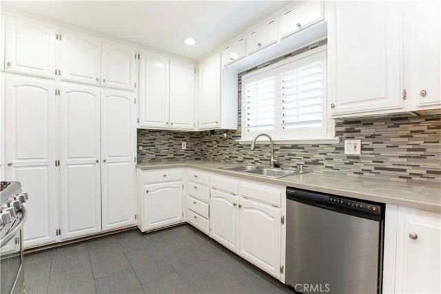 10207 Collett Ave, North Hills, CA 91343