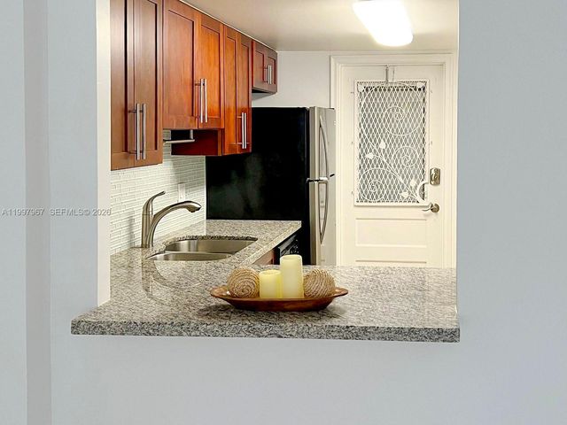 211 NE 8th Ave 107, Hallandale Beach, FL 33009