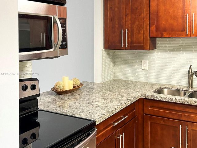 211 NE 8th Ave 107, Hallandale Beach, FL 33009