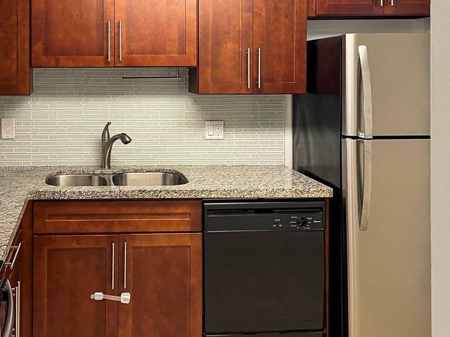 211 NE 8th Ave 107, Hallandale Beach, FL 33009