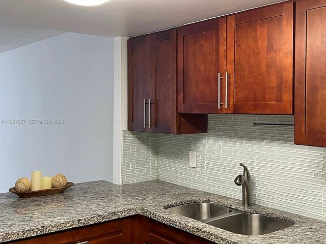 211 NE 8th Ave 107, Hallandale Beach, FL 33009