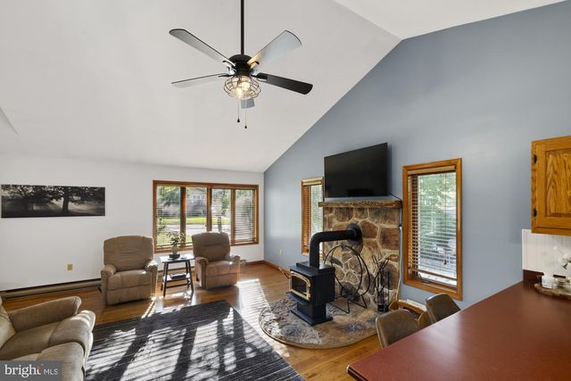 8 HILL DR, East Berlin, PA 17316