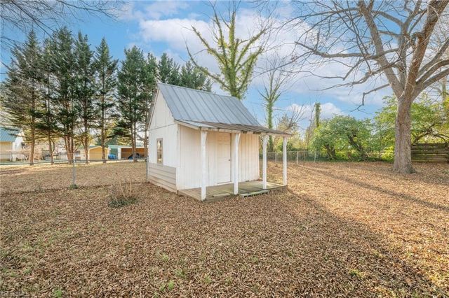 108 Wintergreen Road, Winston-salem, NC 27107