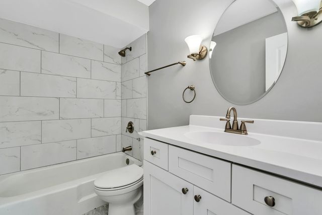 909 Plainfield Road 10, Darien, IL 60561