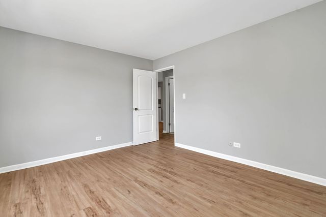 909 Plainfield Road 10, Darien, IL 60561